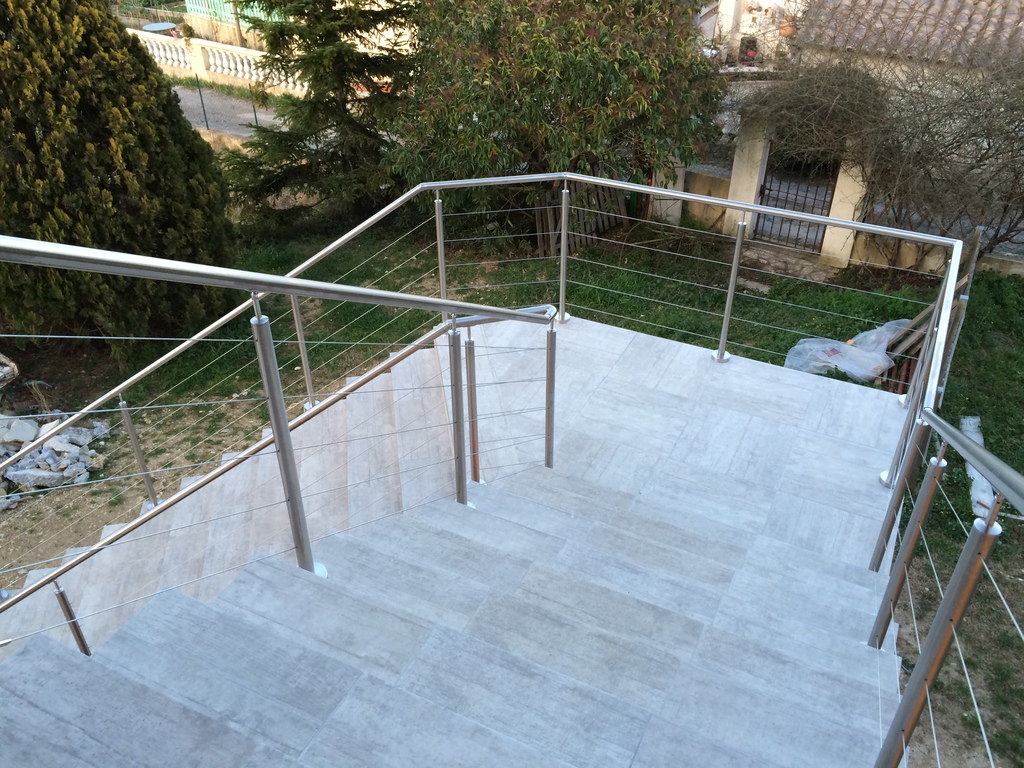 garde corps inox remplissage cable escalier rampant.JPG